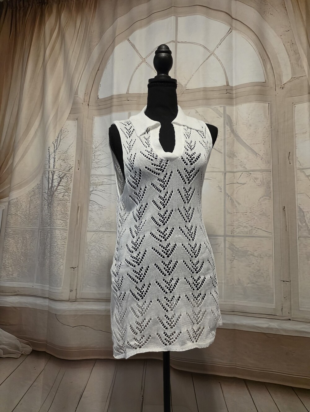 Kohl's White Sleeveless Knit Keyhole Collar Top